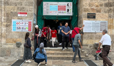 Bursa’da tarihi cami ziyaretlerine kıyafet mecburiyeti getirildi