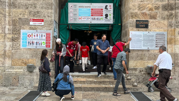 Bursa’da tarihi cami ziyaretlerine kıyafet mecburiyeti getirildi