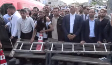 CHP’liler İstanbul il başkanlığı önünde kayyuma karşı barikat kurdu