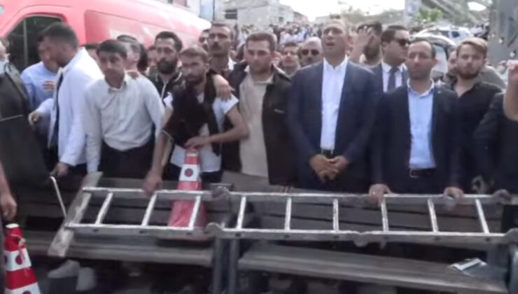 CHP’liler İstanbul il başkanlığı önünde kayyuma karşı barikat kurdu