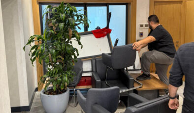 CHP’lilerin İstanbul İl Başkanlığı’ndaki barikat mesaisi sürüyor: Makam katı kapatıldı