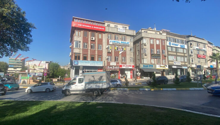 CHP’nin Bahçelievler binasındaki ‘İstanbul İl Başkanlığı’ yazısı yenilendi