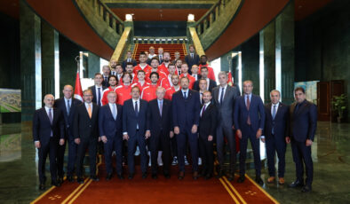 Cumhurbaşkanı Erdoğan, A Milli Erkek Basketbol Takımını kabul etti