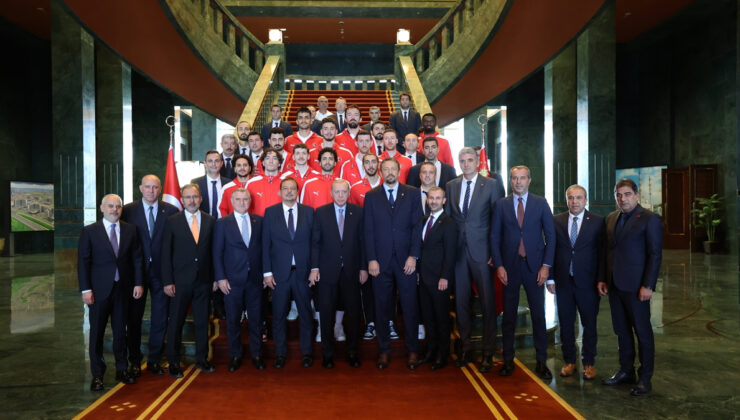 Cumhurbaşkanı Erdoğan, A Milli Erkek Basketbol Takımını kabul etti