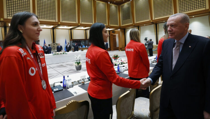 Cumhurbaşkanı Erdoğan, A Milli Kadın Voleybol Takımı’nı kabul etti