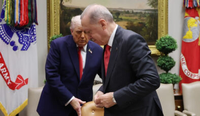 Cumhurbaşkanı Erdoğan ile Donald Trump’ın baş başa görüşmesinden kareler paylaşıldı