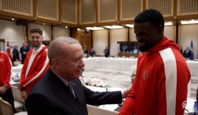 Cumhurbaşkanı Erdoğan ile milli basketbolcu Adem Bona arasında gülümseten diyalog