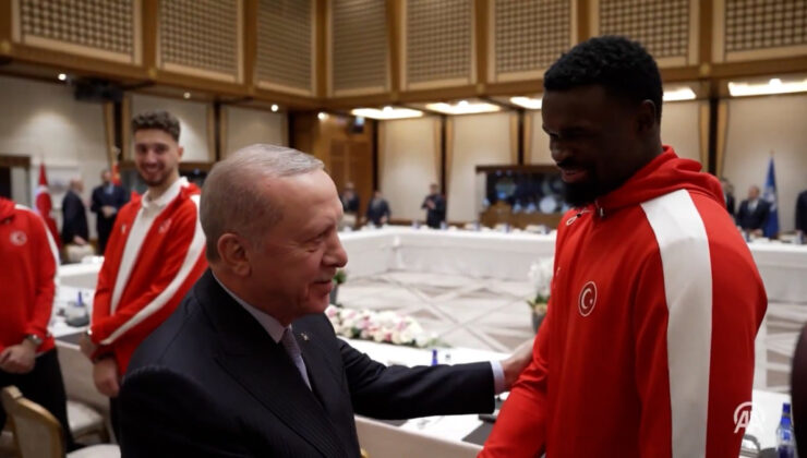 Cumhurbaşkanı Erdoğan ile milli basketbolcu Adem Bona arasında gülümseten diyalog