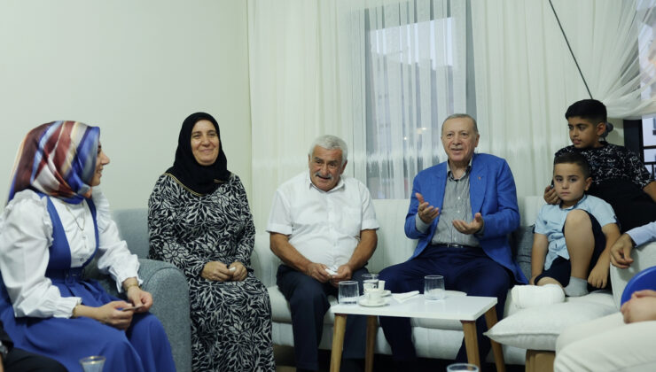 Cumhurbaşkanı Erdoğan’dan Malatya’da depremzede aileye ziyaret