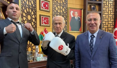 Devlet Bahçeli, boks eldiveniyle poz verdi