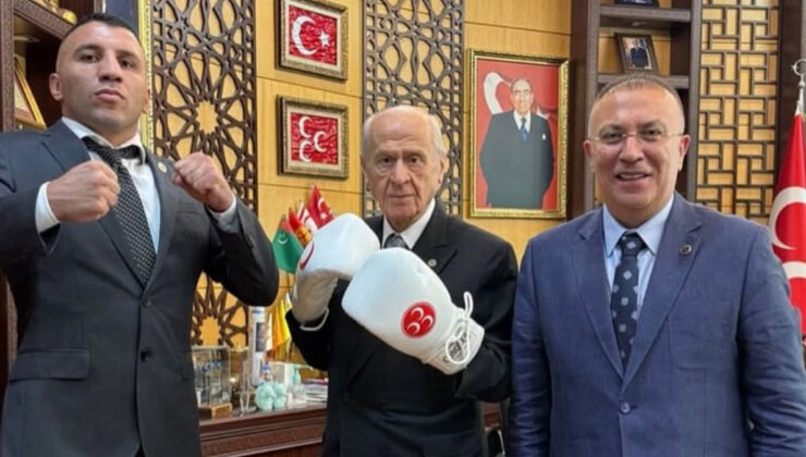 Devlet Bahçeli, boks eldiveniyle poz verdi