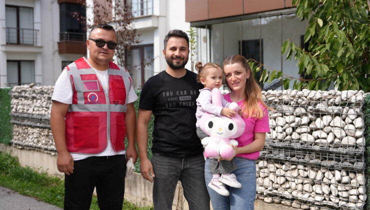 Düzce’de çöp kamyonunu bekleyen minik Melisa’ya sürpriz hediye