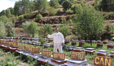 Erzurum’da arılarına yazmayı öğretti