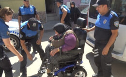 Eskişehir’de tekerlekli sandalyesi kırılan kadına polislerden yardım eli