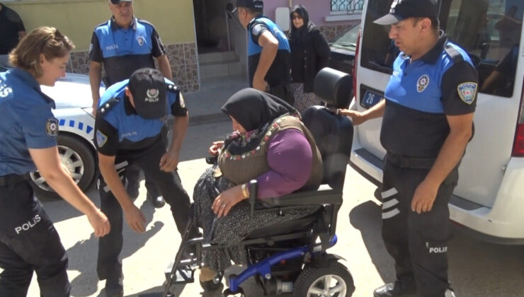 Eskişehir’de tekerlekli sandalyesi kırılan kadına polislerden yardım eli