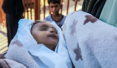 Gazze’de 7 aylık bebek anne kucağında İsrail kurşunuyla can verdi
