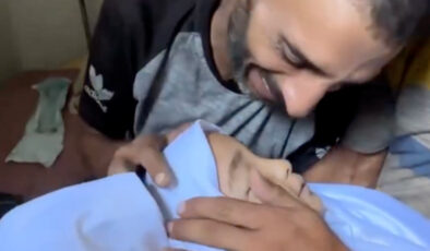 Gazze’de babanın vefat eden evladına son bakışı