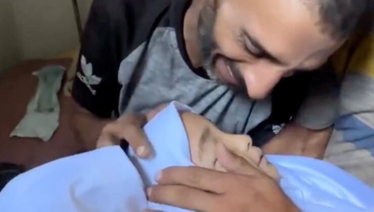 Gazze’de babanın vefat eden evladına son bakışı