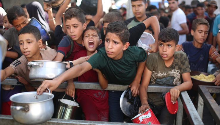 Gazze’de insani kriz: Filistinlilere yemek dağıtıldı
