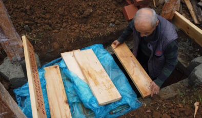 Giresun’da doğaya saygı gösteren yaşlı adam mezarını ahşaptan yaptırdı