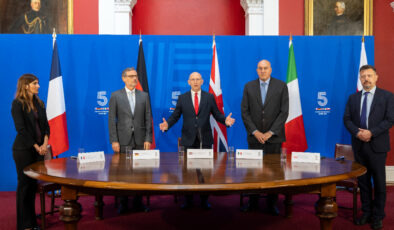 İngiltere Savunma Bakanı Healey: Putin’in ne yaptığını görüyoruz, bizi yine test ediyor