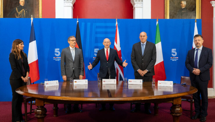 İngiltere Savunma Bakanı Healey: Putin’in ne yaptığını görüyoruz, bizi yine test ediyor