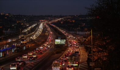 İstanbul’da akşam saatlerinde trafik yoğunluğu yaşanıyor