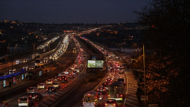 İstanbul’da akşam saatlerinde trafik yoğunluğu yaşanıyor