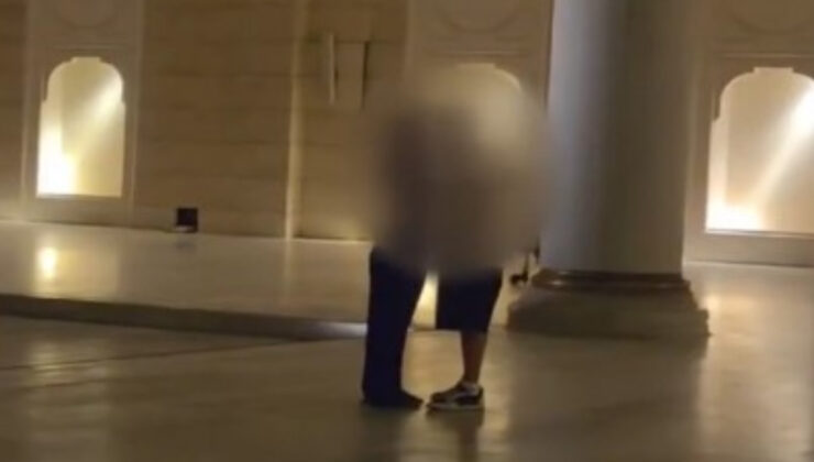 İstanbul’da camide uygunsuz hareketlerde bulunan 2 turist için hapis istemi