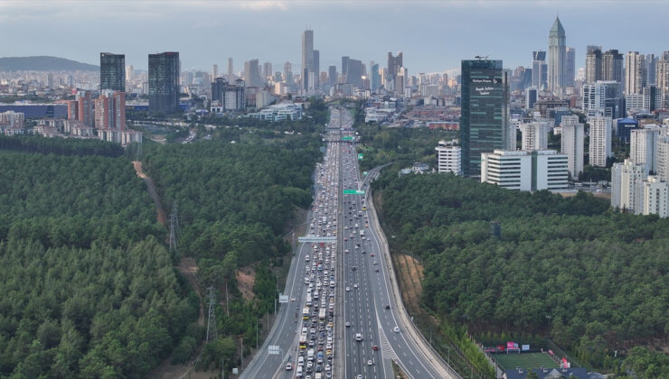 Okullar Açıldı, İstanbul Trafiği Felç Oldu