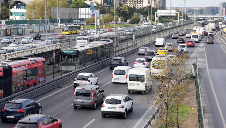 İstanbul’da sabah saatlerinde trafik yoğunluğu yaşanıyor