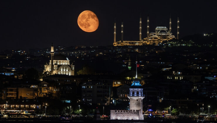 İstanbul’da ‘son şişkin ay’ simge yapılarla birlikte görüntülendi