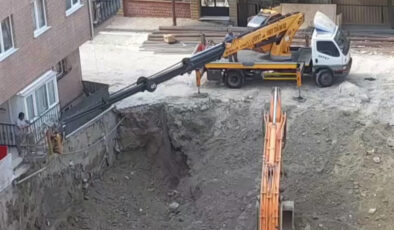 İstanbul’da temel kazısı sırasında bina girişi çöktü: Evlerine vinçle girdiler