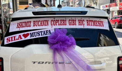 İzmir Buca’da evlenen bir çiftin arabası: Aşkımız Buca’nın çöpleri gibi hiç bitmesin