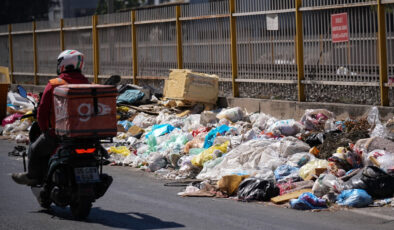 İzmir Buca’da toplanmayıp biriken çöpler kötü kokuya neden oluyor
