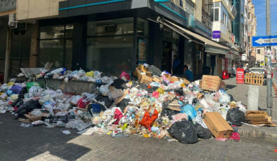 İzmir Karşıyaka’da işçilerin eylemi sona erse de çöpler toplanmadı