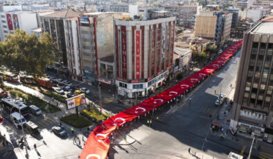 İzmir’de 350 metrelik Türk bayrağı ile ‘Zafer Yürüyüşü’