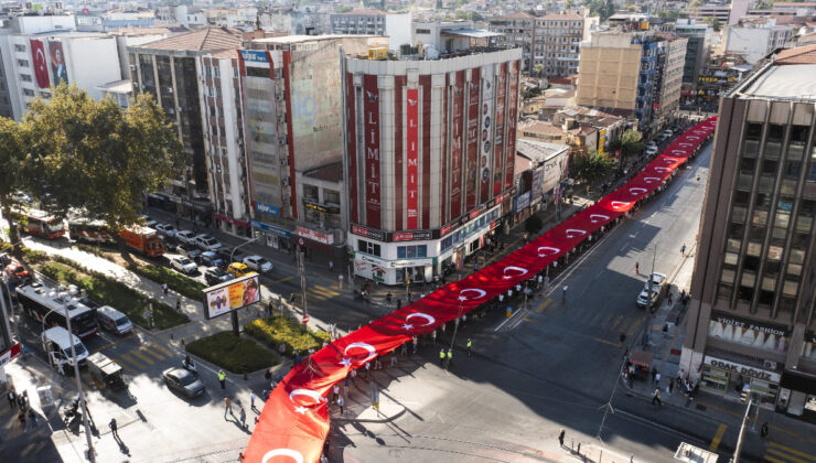 İzmir’de 350 metrelik Türk bayrağı ile ‘Zafer Yürüyüşü’