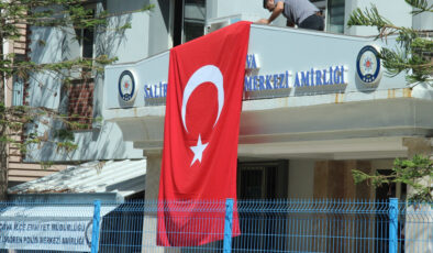 İzmir’de polis merkezine saldırının olduğu sokak Türk bayraklarıyla donatıldı