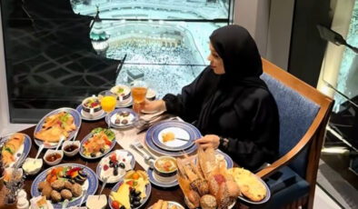 Kabe manzaralı odadan kahvaltı paylaşımı