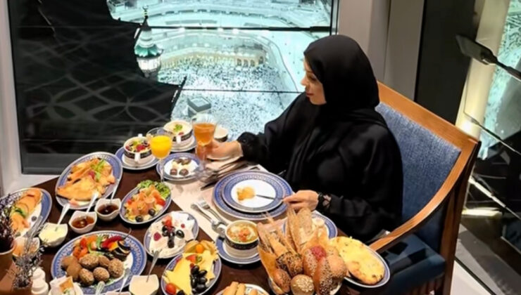 Kabe manzaralı odadan kahvaltı paylaşımı