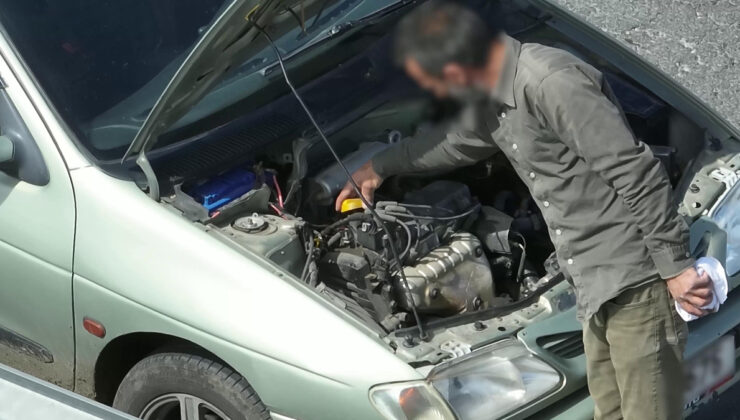 Kars’ta polisi görünce ‘arıza yaptı’ dedi, aracını emniyet şeridine çekti: Ehliyetsiz çıktı