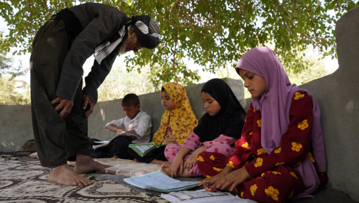 Kerküklü çoban, çocuklara Kur’an-ı Kerim sevgisi aşılıyor