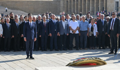 Özgür Özel başkanlığındaki CHP heyeti Anıtkabir’de