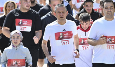 Özgür Özel, CHP’nin 102. Yıl Koşusu’nu tamamladı