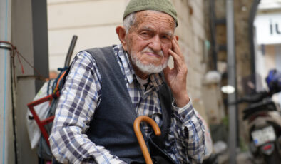 Samsun’da 96 yaşında gözlük kullanmadan şemsiye tamir ediyor