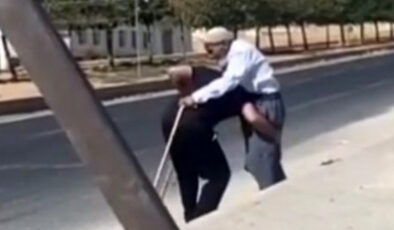 Şanlıurfa’da güvenlik görevlisi, yürümekte zorlanan yaşlı adamı sırtında taşıdı