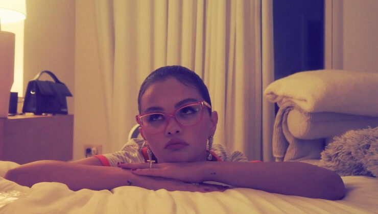 Selena Gomez otel odasında iç çamaşırlarıyla poz verdi! Cesur karelere yorum yağdı