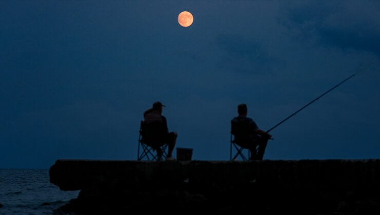 Gökyüzünde Büyüleyici Manzara: Sinop’ta “Şişkin Ay” Görüntülendi