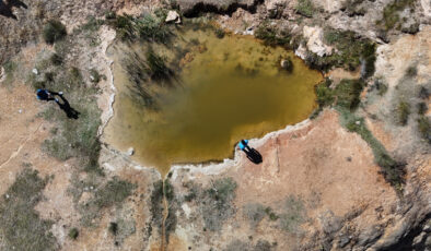 Sivas’ta şifalı olduğuna inanılan Uyuz Gölü ziyaretçi akınına uğruyor